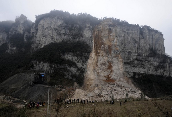 5 buried in SW China landslide