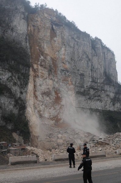 5 buried in SW China landslide