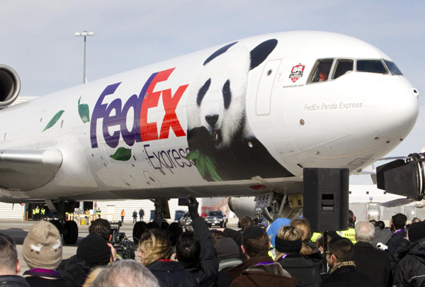 Panda pair arrive in Canada