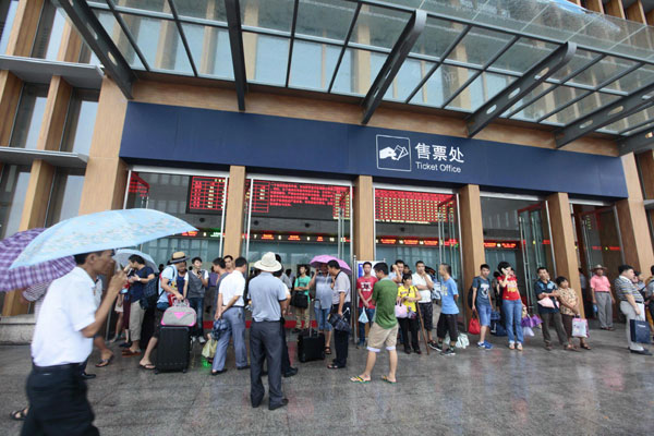Passengers stranded as tropical storm hits S China