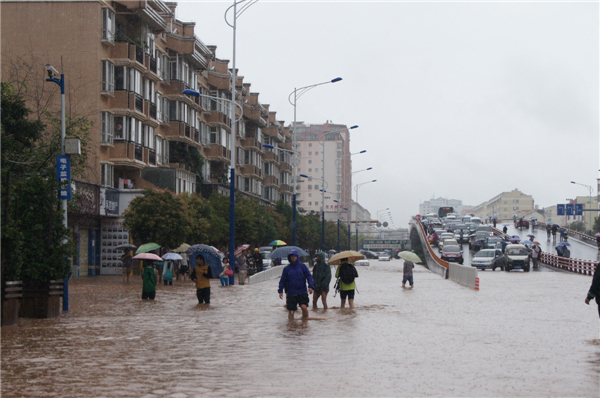 Rain triggers flooding in SW China city