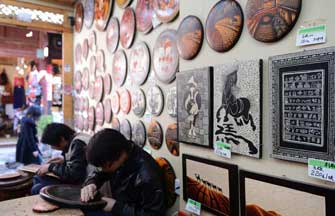 Dongba papermaking craft in Lijiang