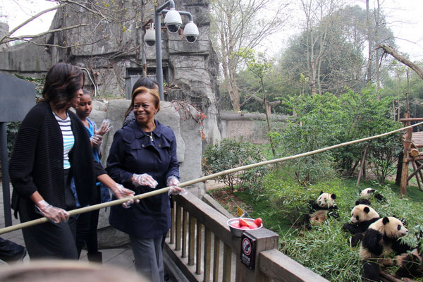 Panda visit wows Obama family on last day of tour