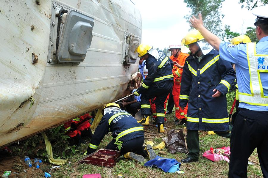 School bus accident in S. China leaves 8 dead