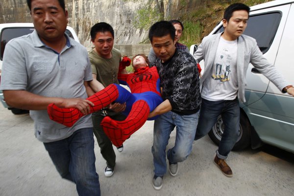 'Spiderwoman' faints after cleaning huge stone carving