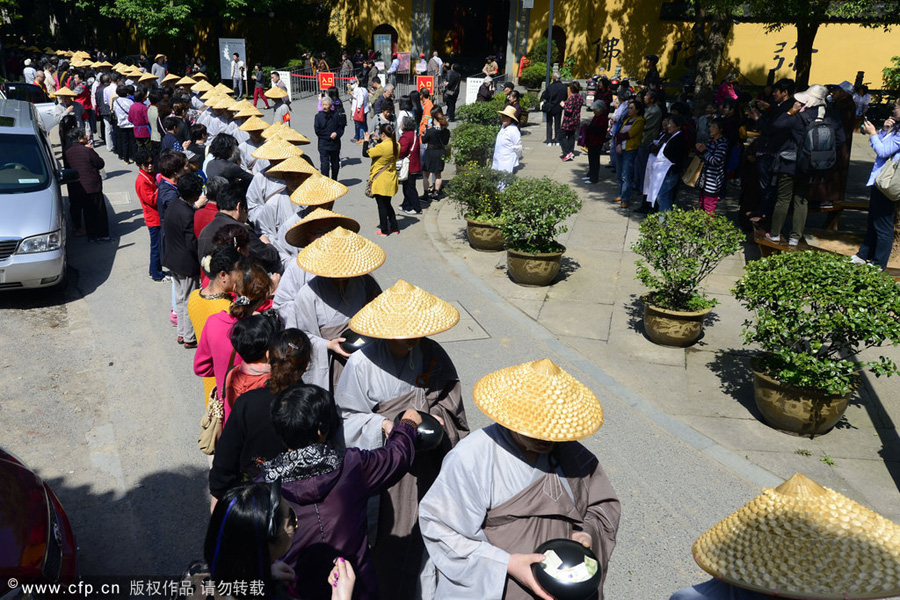 Traditional mendicants' walk held in East China