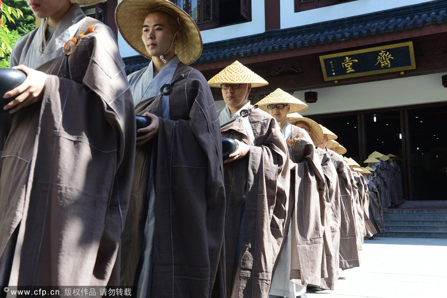 Traditional mendicants' walk held in East China