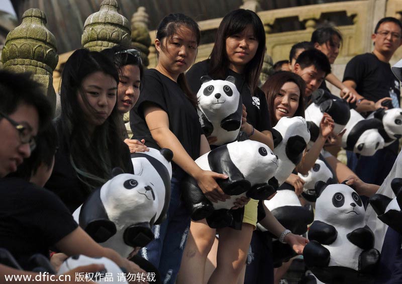 Pandas' 'pilgrimage' to Tian Tan Buddha