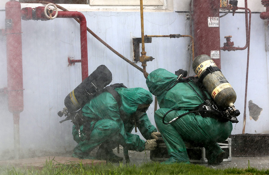 Firefighters conduct chemical leak drill in Anhui