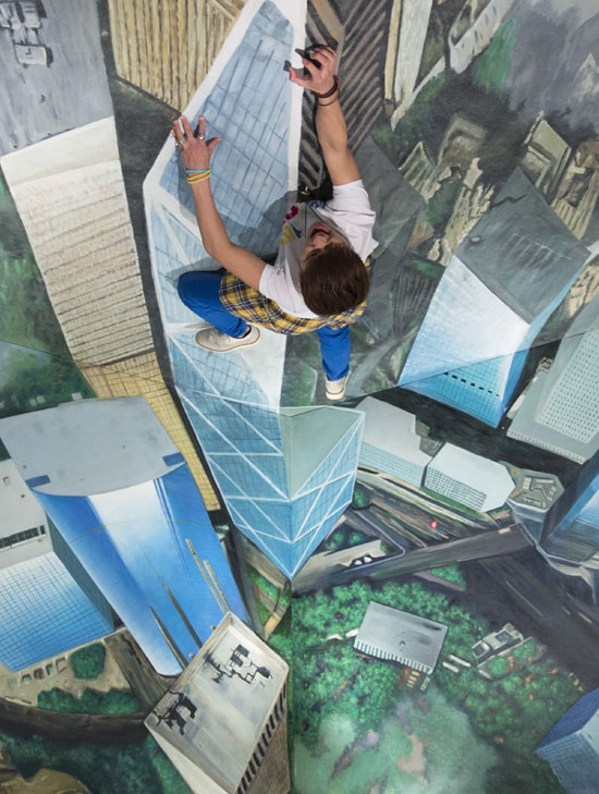 3D paintings entertain people in Hong Kong