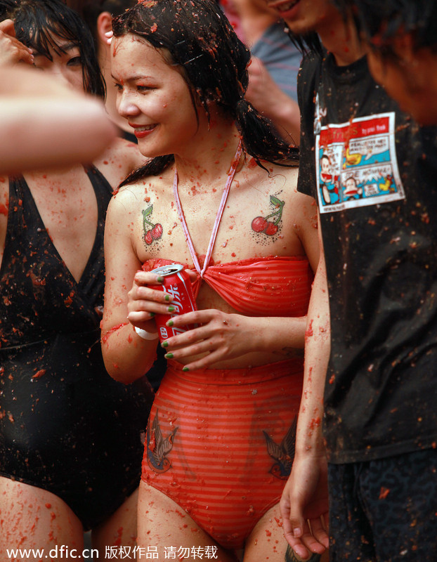 Revelers take part in tomato fight in Beijing