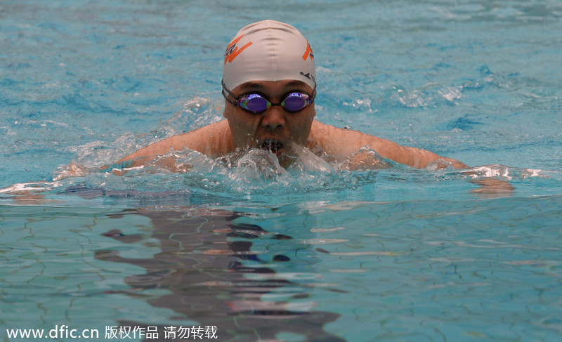 Beijingers cool off in Water Cube