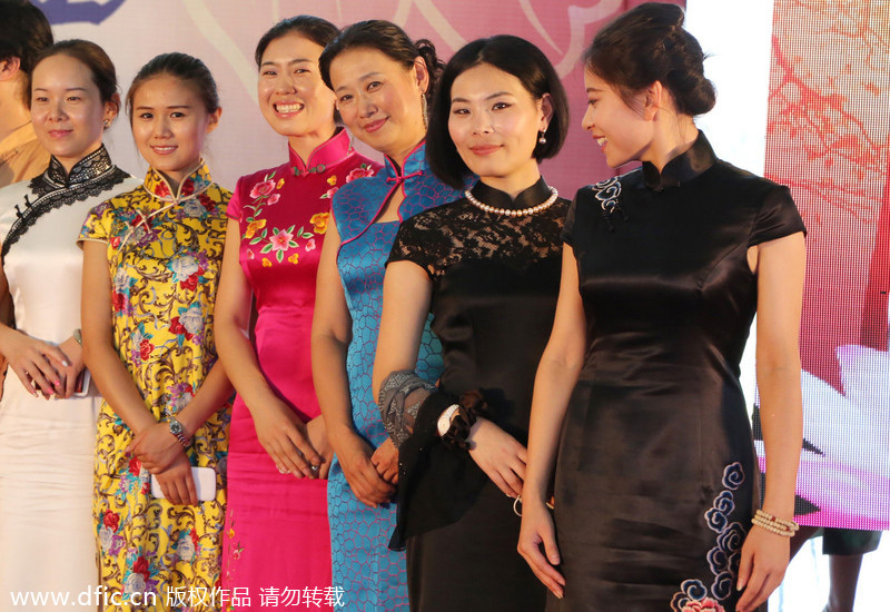 Charming <EM>qipao</EM> wearers strut catwalk in Henan