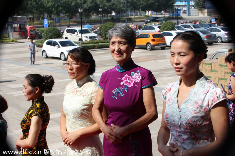 Charming <EM>qipao</EM> wearers strut catwalk in Henan