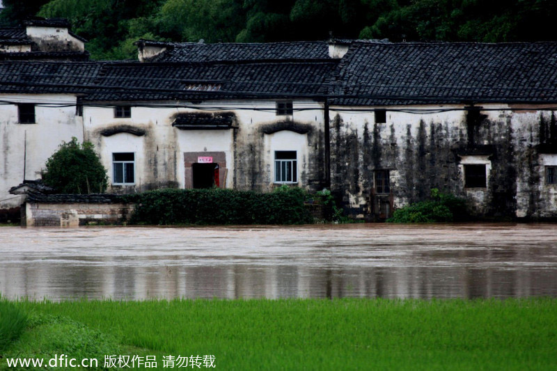 Thousands flee as rain lashes Hunan, Anhui