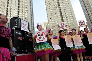 2,000 perform square dance in sizzling heat