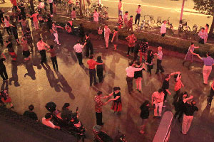 2,000 perform square dance in sizzling heat