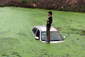 Qiantang river tide drenches spectators