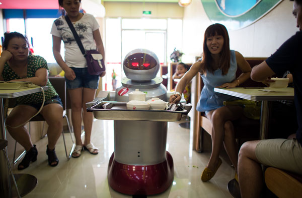 Robot-staffed restaurant thrills Kunshan clientele