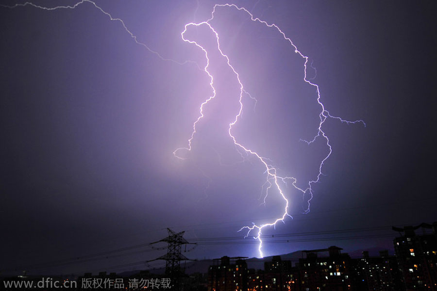 Flash of light enlivens Beijing