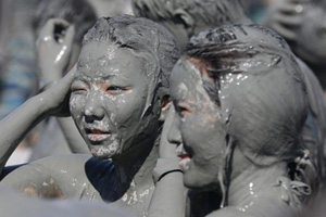 People enjoy mud fighting in E China