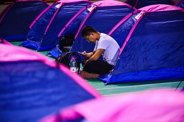 University turns gym into tent city for parents