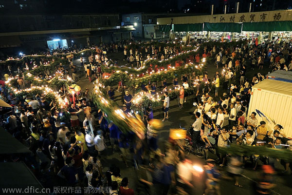 Dancing dragon fires up Mid-Autumn Festival celebrations