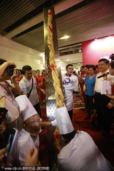 Giant '<EM>youtiao</EM>' breaks the Guinness World Record