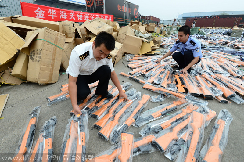 More than 70,000 imitation guns were destroyed in Jinhua