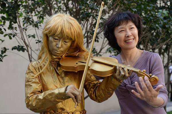 First authorized buskers appear on streets of Shanghai