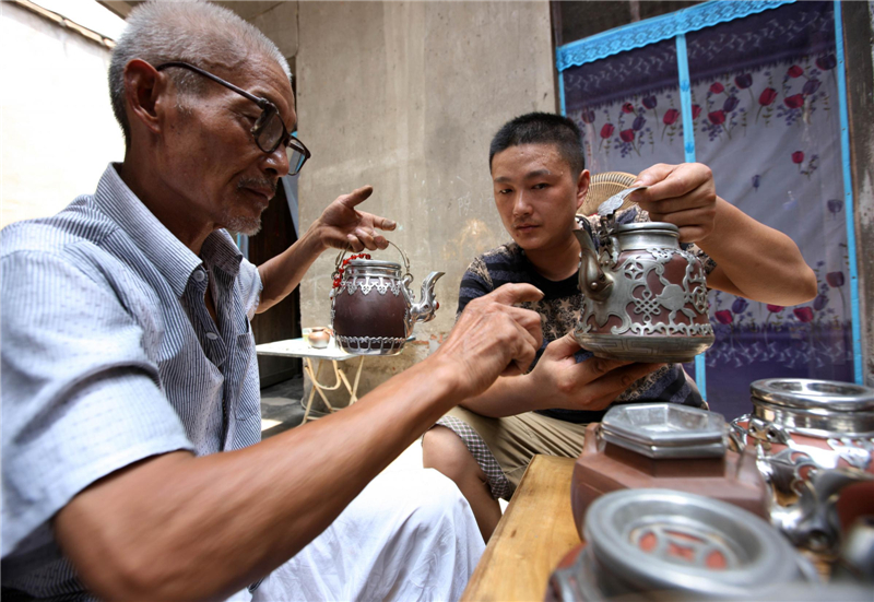 Experts preserve ancient Chinese handicrafts