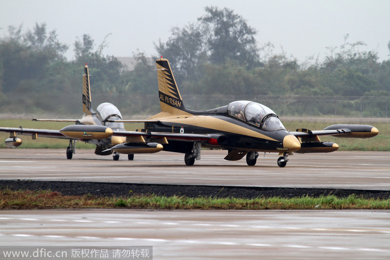 Fighter jets, female pilots, lunar probe land in Zhuhai