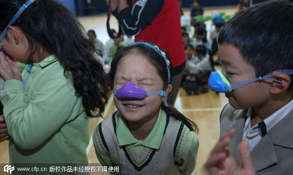 Anti-smog nasal masks given to children