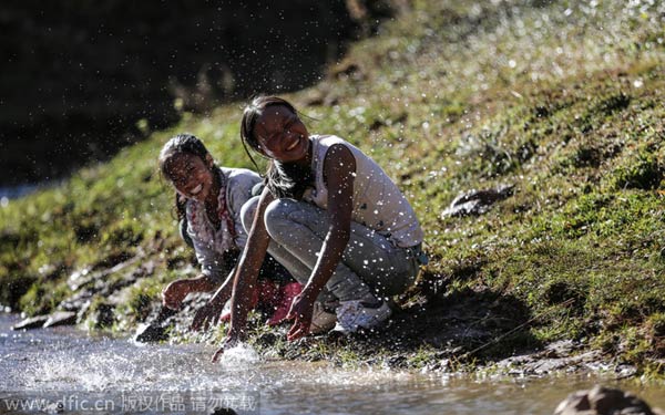 Children step out of Daliang Mountain