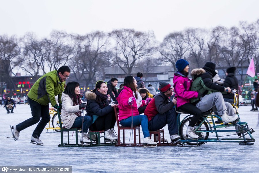 Tourists heat up Beijing's frozen lake