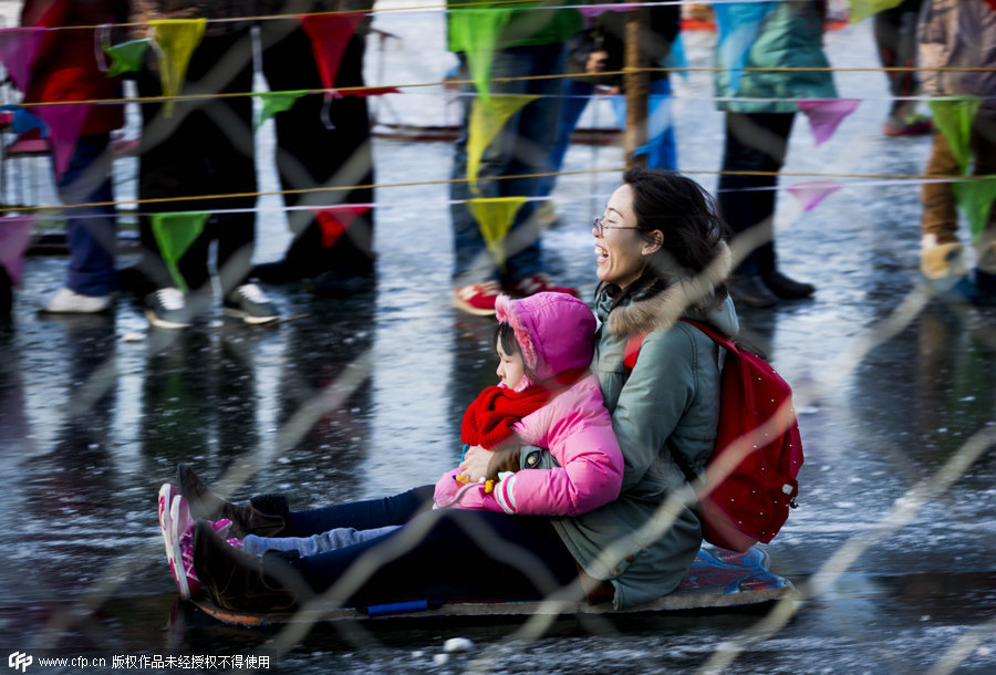 Tourists heat up Beijing's frozen lake