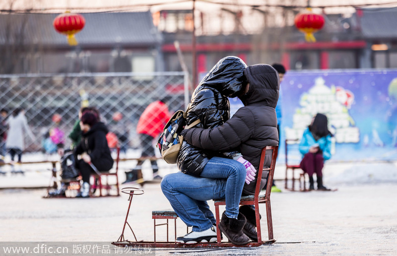 Tourists heat up Beijing's frozen lake