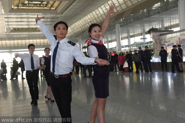 Dances welcome travelers on <EM>Chunyun</EM> journey