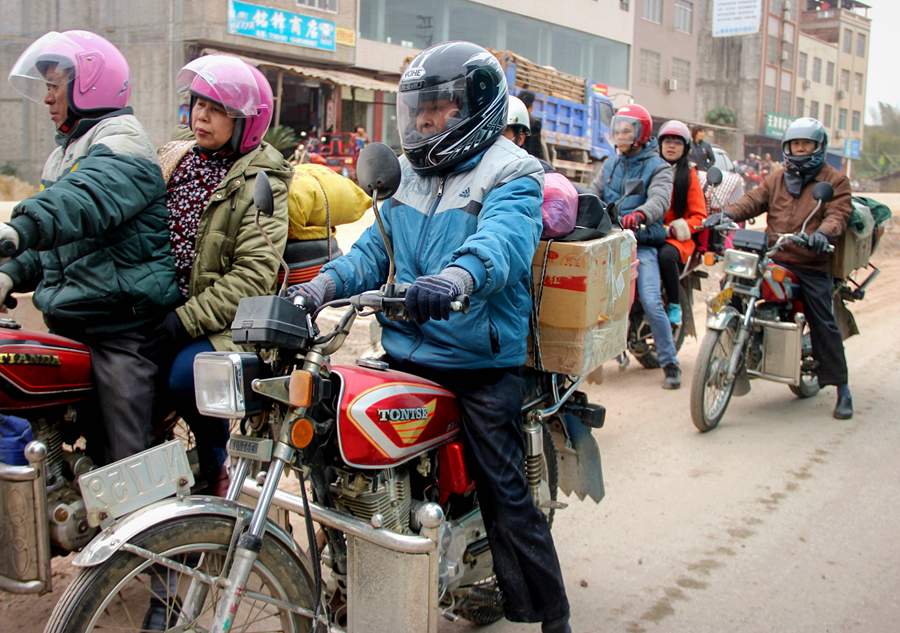 Migrant workers start annual trip home on motorcycles