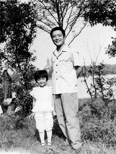 Father and daughter take same photo for 35 years