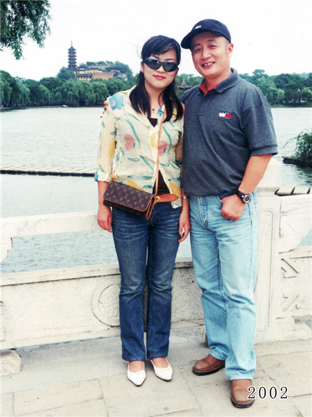 Father and daughter take same photo for 35 years