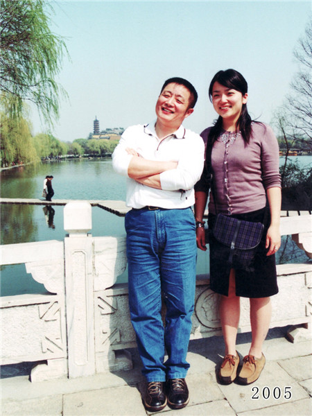 Father and daughter take same photo for 35 years