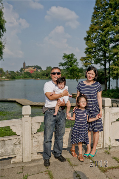 Father and daughter take same photo for 35 years