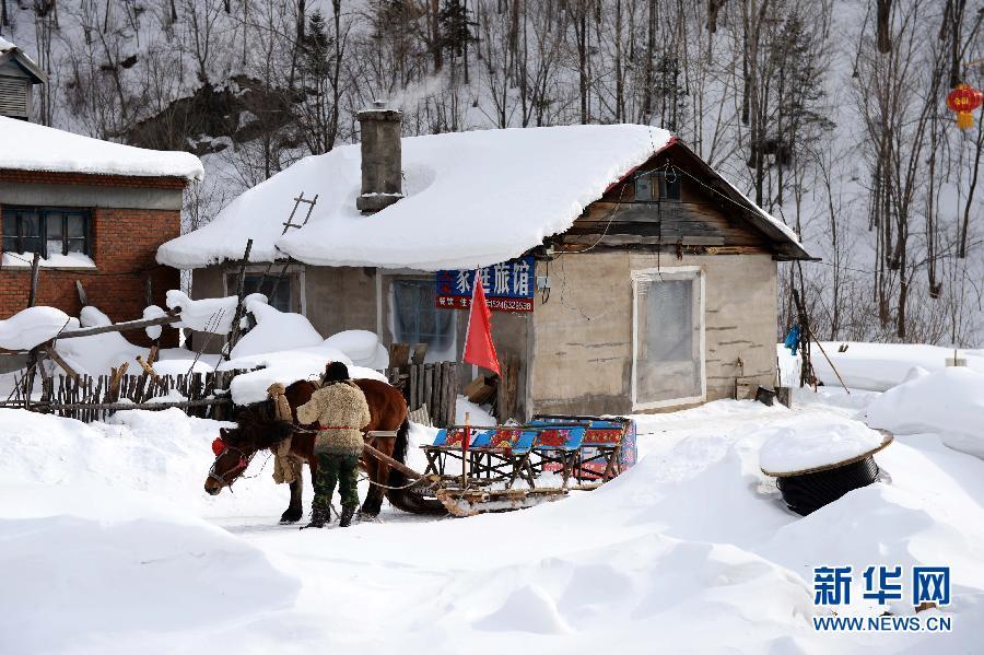 Snow blankets countryside at Weihu Mountain, NW China