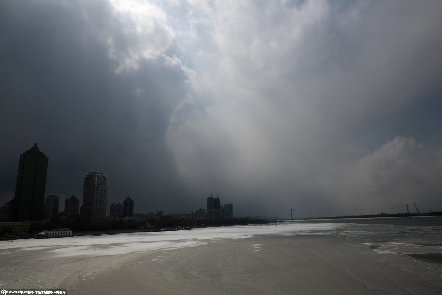 Unseasonal cold turns Harbin into a movie scene