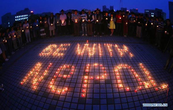 Students pray for people trapped in Nepal earthquake