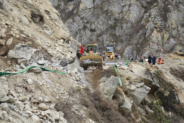 Earthquake survivors from Tibet township evacuated