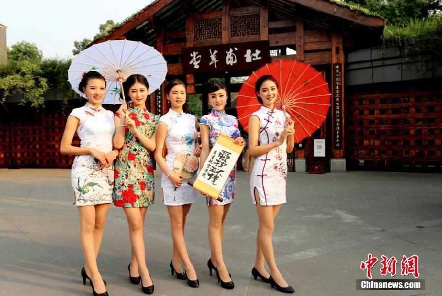 Stewardesses-to-be wear <EM>Qipao</EM> to promote 'green' travel