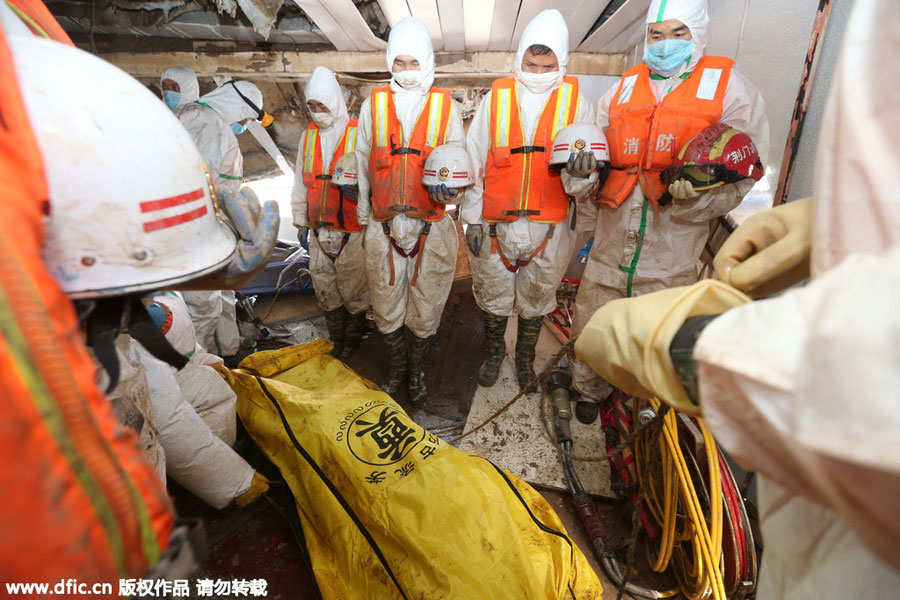 Rescuers enter <EM>Eastern Star</EM> hull in search efforts