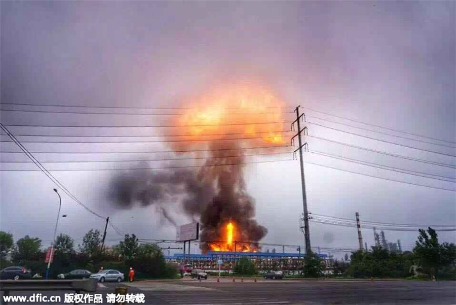 Fire engulfs petrochemical plant in Shandong